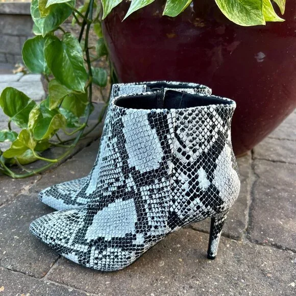Worthington Snakeskin design bootie heels size 8 - Picture 3 of 5